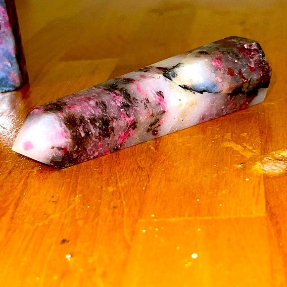 🍒BOGO🍒 SUPER GEMMY Neon Pink Rhodonite w/Black Tourmaline in Quartz Tower #1 🖤💕 - Picture 3 of 13